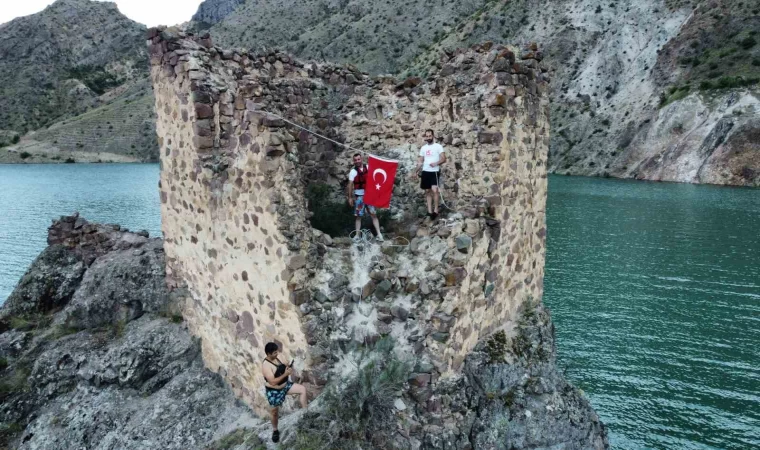 15 Temmuz anısına sular altında kalan kaleye Türk bayrağı asıldı