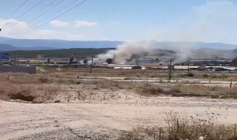 Biçerdöver çalışırken tarlada çıkan yangında 5 dönümlük ekili arazi zarar gördü