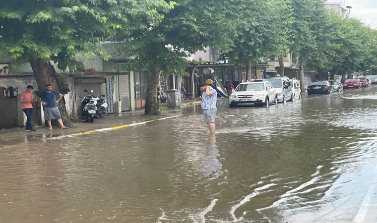 Etkili olan sağanak yağış hayatı olumsuz etkiledi