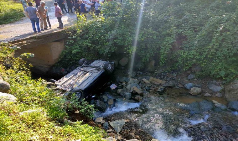 Köprüden düşen otomobildeki 1 kişi öldü, 1 kişi de yaralandı