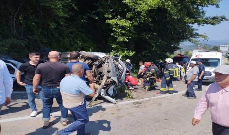 Minibüs ile otomobil çarpıştı: 3’ü ağır 17 yaralı