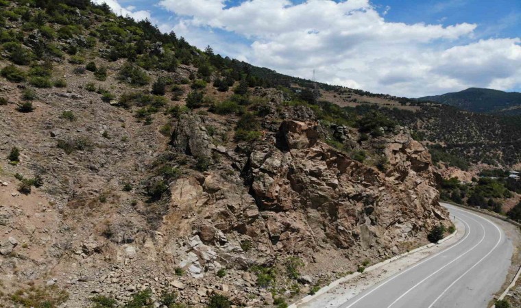 Gümüşhane’de yol kenarında felakete davetiye çıkaran devasa kayalar dağcılar tarafından düşürülüyor