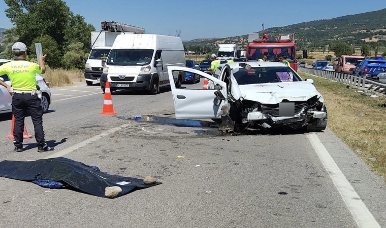 Otomobil bariyere çarptı: bir çocuk öldü, 4 kişi yaralandı