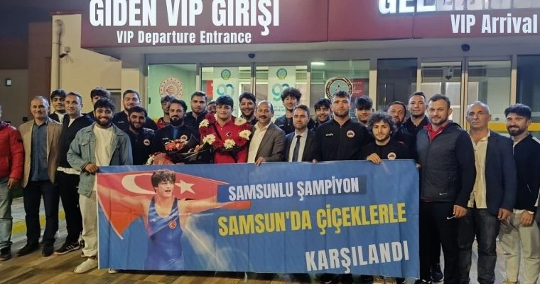 Samsunlu Şampiyon Samsun'da Çiçeklerle Karşılandı