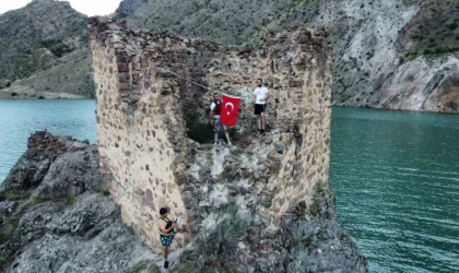 15 Temmuz anısına sular altında kalan kaleye Türk bayrağı asıldı