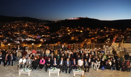 Bayburt Kalesi’nin tarihi atmosferinde Şair Zihni Şiir Gecesi