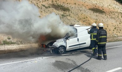 Bolu’da hafif ticari araç alev alev yandı