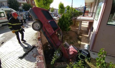 Hafif ticari araç ile çarpışan otomobil bahçeye uçtu: 1 yaralı