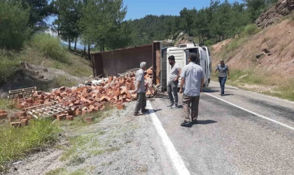 Karabük’te tuğla yüklü kamyon devrildi: 1 yaralı