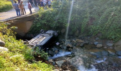 Köprüden düşen otomobildeki 1 kişi öldü, 1 kişi de yaralandı