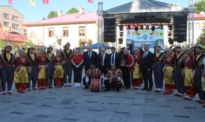 Renkli görüntülere sahne olan Dede Korkut coşkusu meydanlara taştı