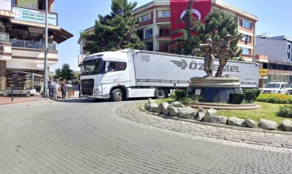 Yasak yola giren tır trafiği tıkadı