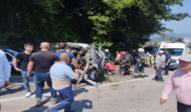 Minibüs ile otomobil çarpıştı: 3’ü ağır 17 yaralı