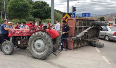 Hafif ticari araç traktöre çarptı: 2’si çocuk 5 yaralı