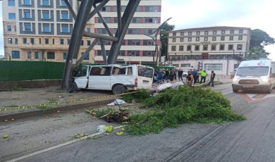 Minibüs yoldan çıktı: 1 ölü, 13 yaralı