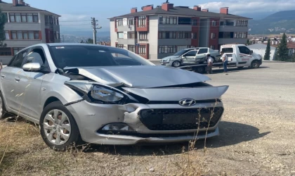 Otomobilin toprak yığınına çarpma anları kamerada