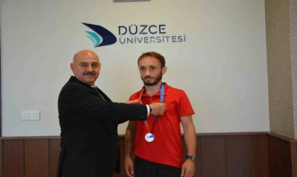 Şampiyon sporcu Rektör Sözbir ile bir araya geldi